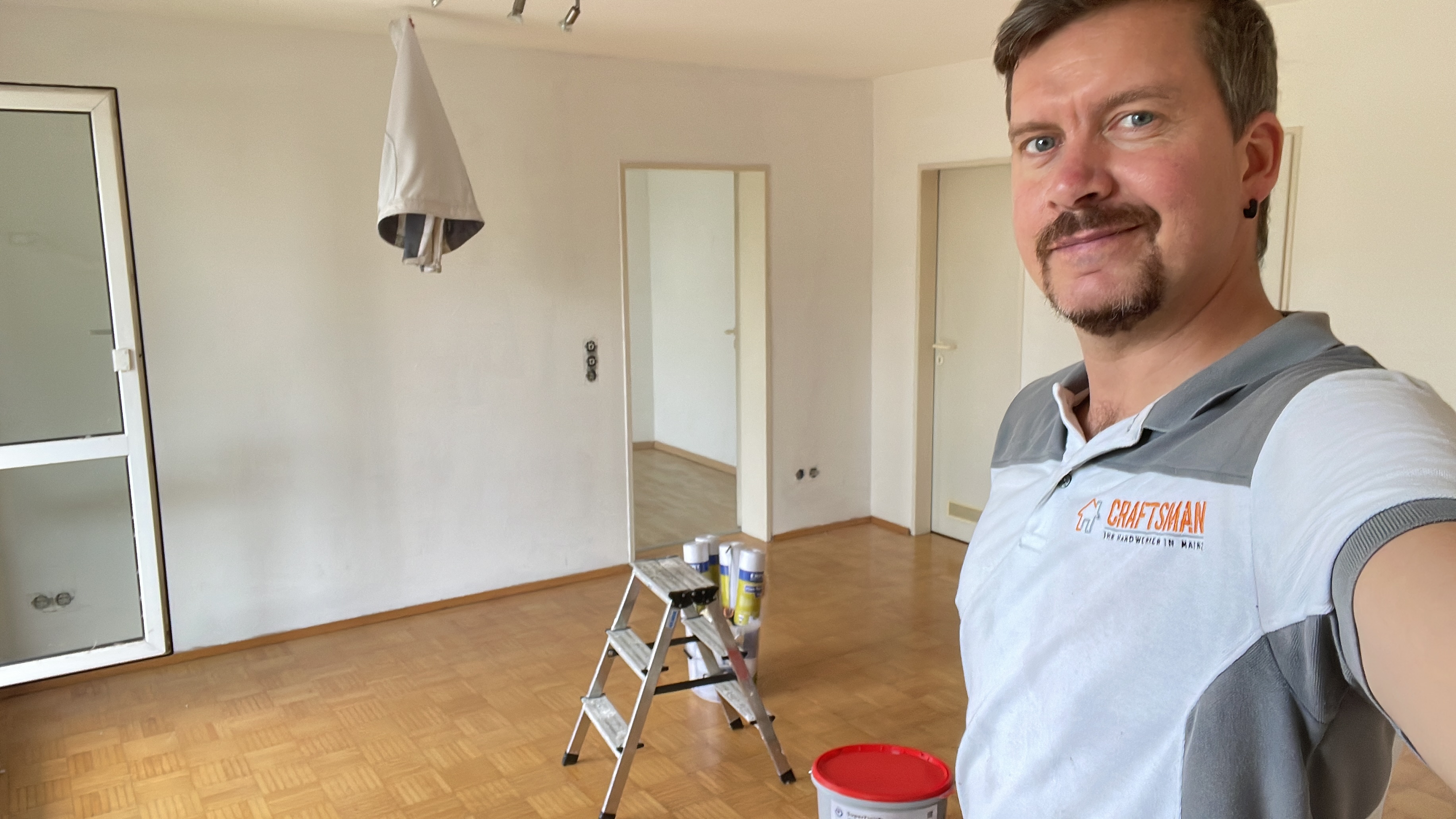 Stefan Hoffmann bei Renovierungsarbeiten